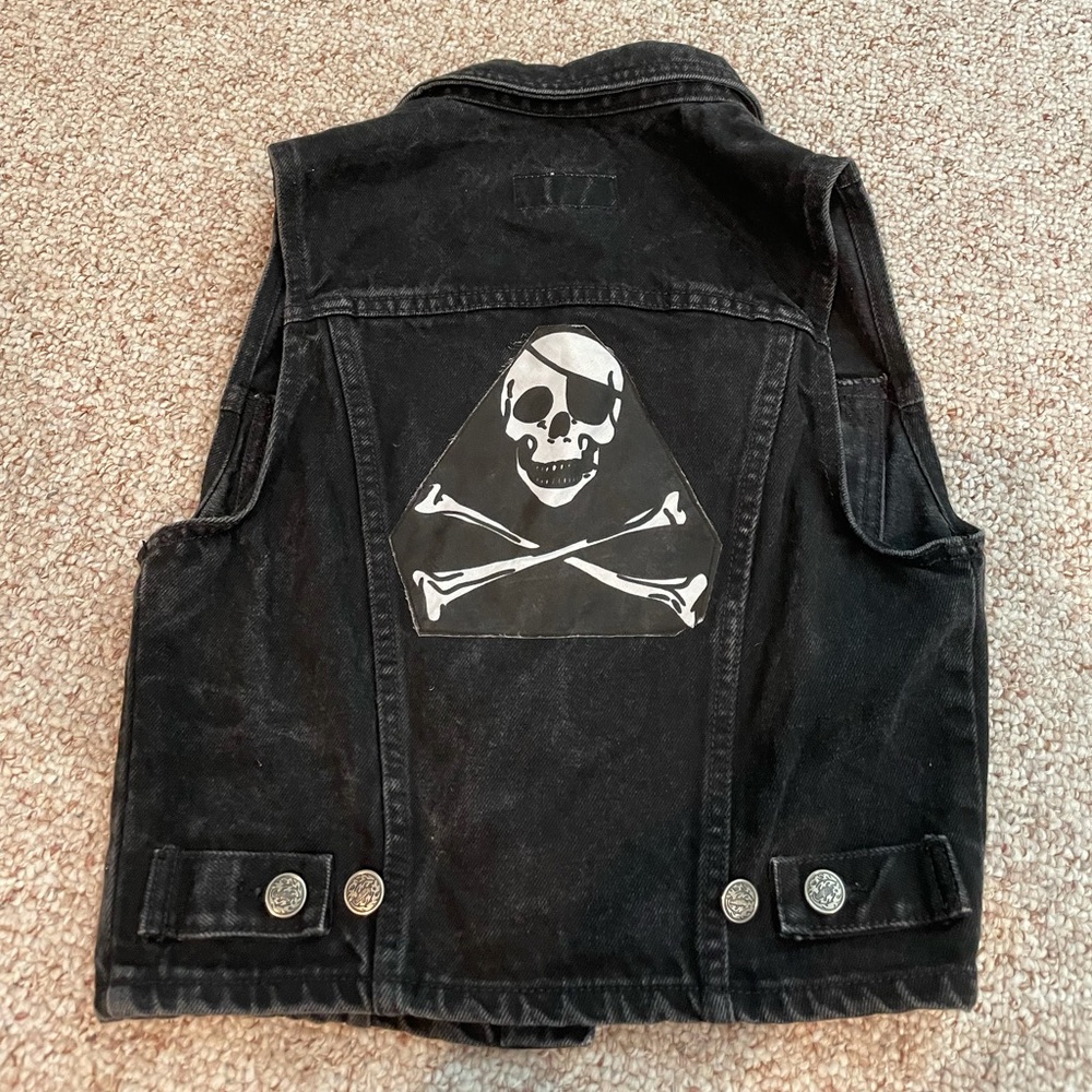Black jean vest with skull on back ✨